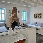 Peloponnese Hideout - Traditional Stone House Villa Akráta