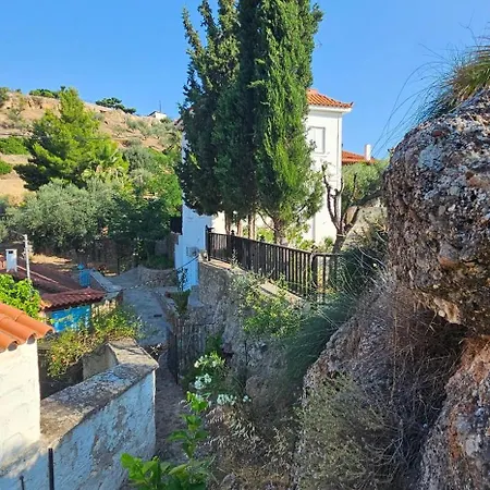 빌라 Peloponnese Hideout - Traditional Stone House *