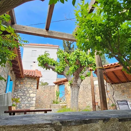 Peloponnese Hideout - Traditional Stone House فيلة أكراتا