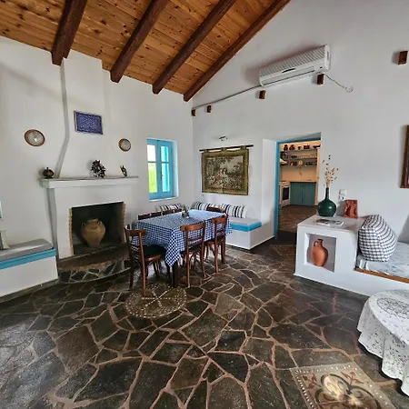 빌라 Peloponnese Hideout - Traditional Stone House