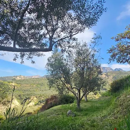 빌라 Peloponnese Hideout - Traditional Stone House *