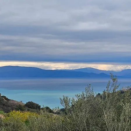 فيلة Peloponnese Hideout - Traditional Stone House