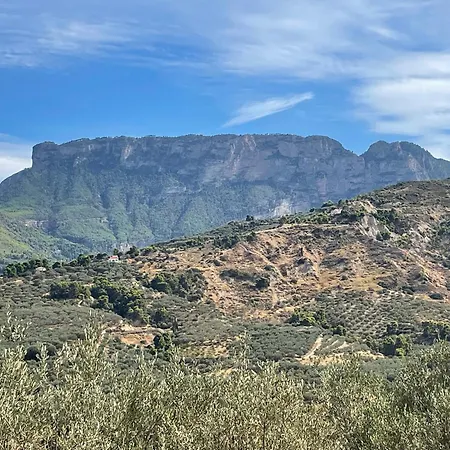 Βίλα Peloponnese Hideout - Traditional Stone House *