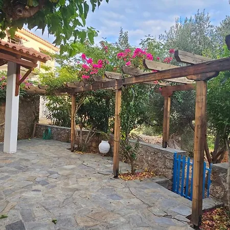 빌라 Peloponnese Hideout - Traditional Stone House 아크라타