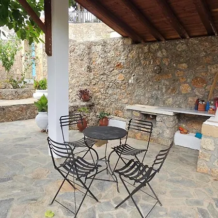 빌라 Peloponnese Hideout - Traditional Stone House 아크라타
