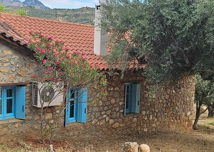Peloponnese Hideout - Traditional Stone House *